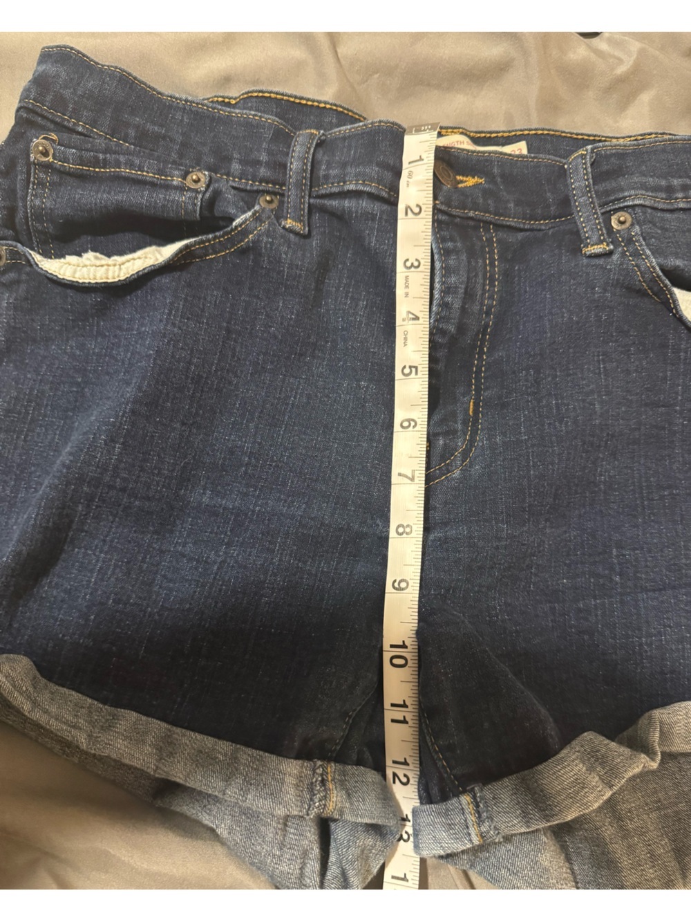 Levi’s Mid Length Denim Shorts Women’s Size 33 Dark Wash Cuffed Stretch - Picture 9 of 10
